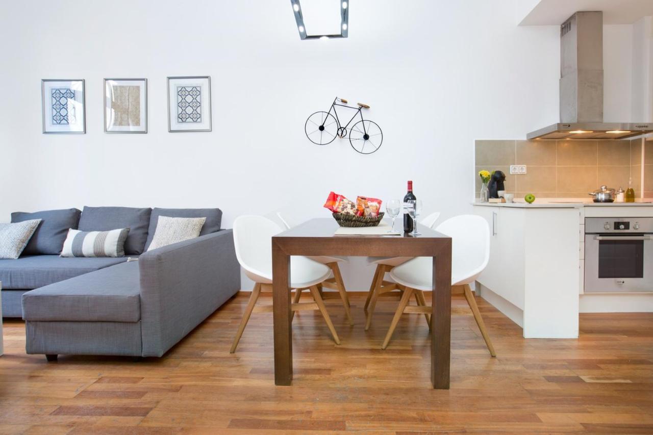 Stay U-Nique Apartments Balmes Barcellona Esterno foto